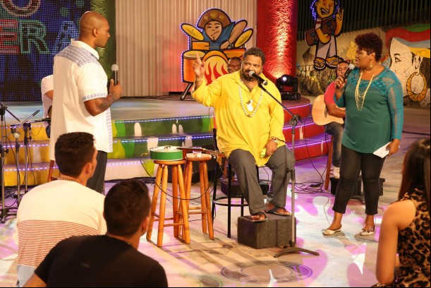 MV Bill e Nega Gizza debatem o combate à violência com o músico Arlindo Cruz