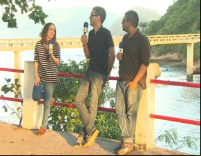 Liliane Reis conversa com integrantes da Banda Carlos Spihler