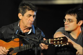 Raimundo Fagner canta, toca e revela histórias surpreendentes neste Segue o Som