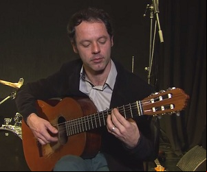 Jazz e ritmos gaúchos se encontram no violão de Rodrigo Nassif.