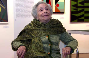 A artista plástica Judith Lauand recebe o Paratodos na exposição que reúne suas obras, em São Paulo.