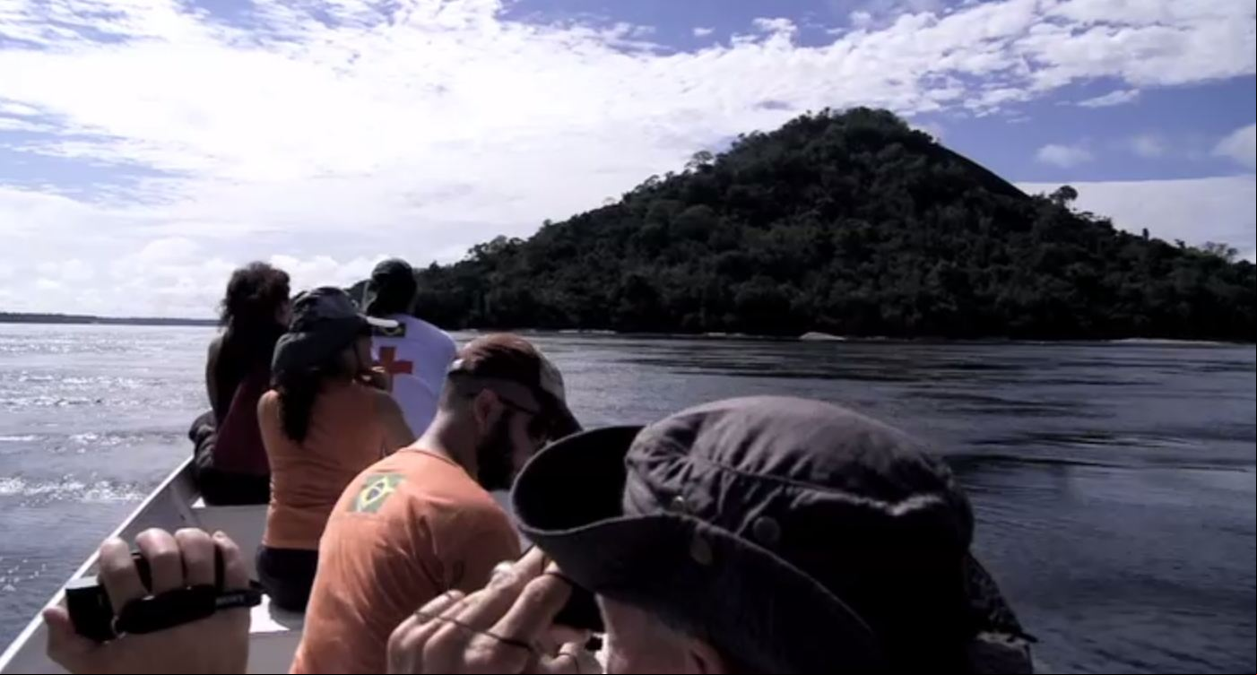 Expedicionário navegam por rio